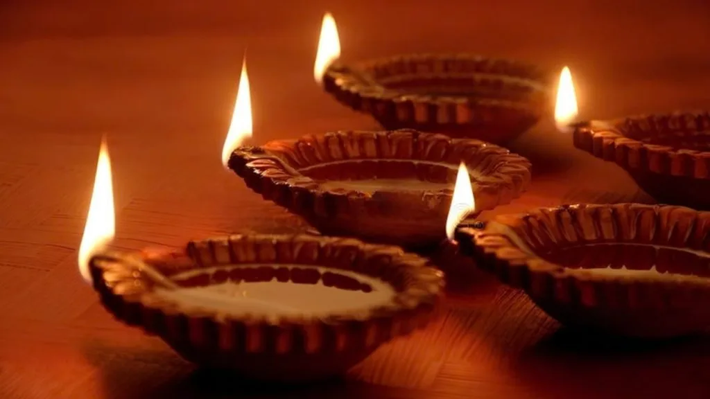 Clay Diyas or Electric Diyas for Diwali